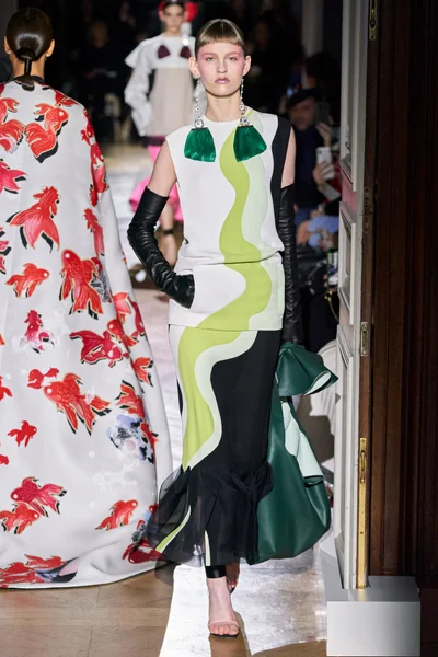 Look 10